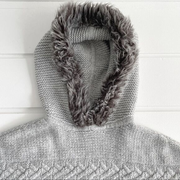 GAP Kids Grey Cable Knit Faux Fur Sweater Poncho Size XS LIKE NEW - Picture 6 of 9